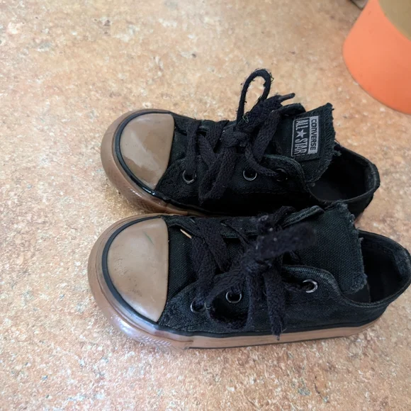 Kids size 8 converse - Picture 2 of 3